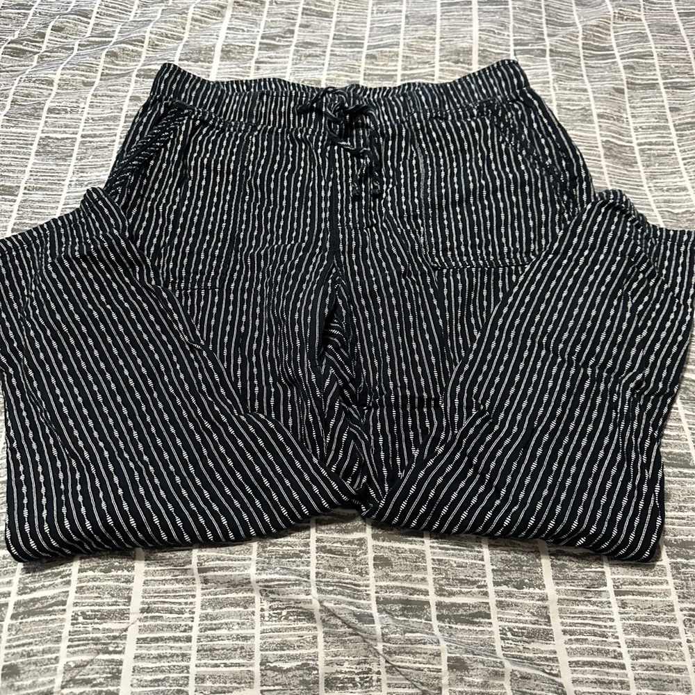 Old Navy Black and White Cropped Pants with Geometric Pattern